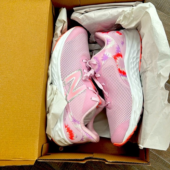 Brand New size 7. New Balance fresh foam. Run big. - Picture 2 of 2